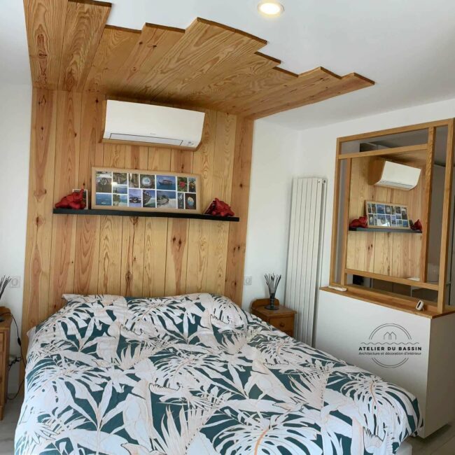 Tête de lit, meuble de séparation avec miroir et claustras en pin massif