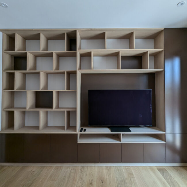 Agencement meuble télé bibliothèque en chêne et médium laqué chocolat