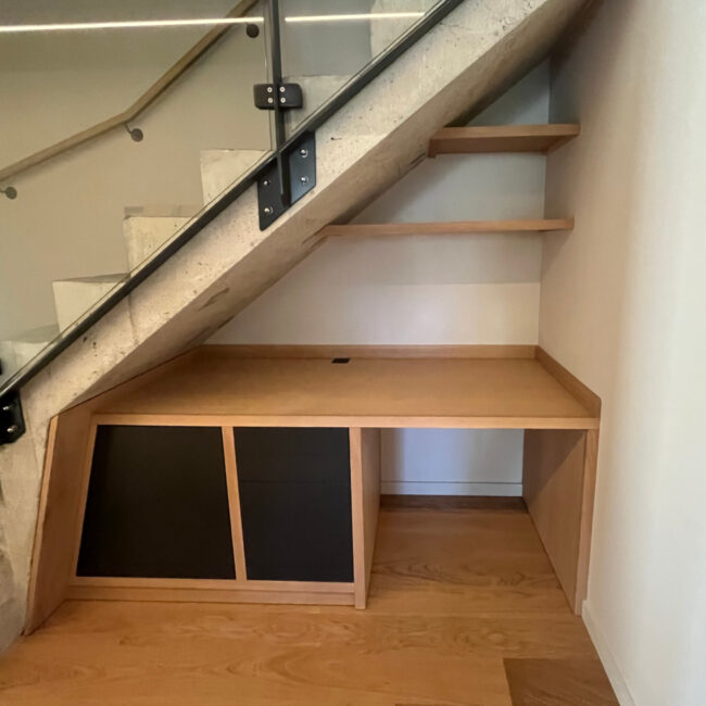 Bureau sous escalier en chêne massif et plaqué et medium laqué anthracite